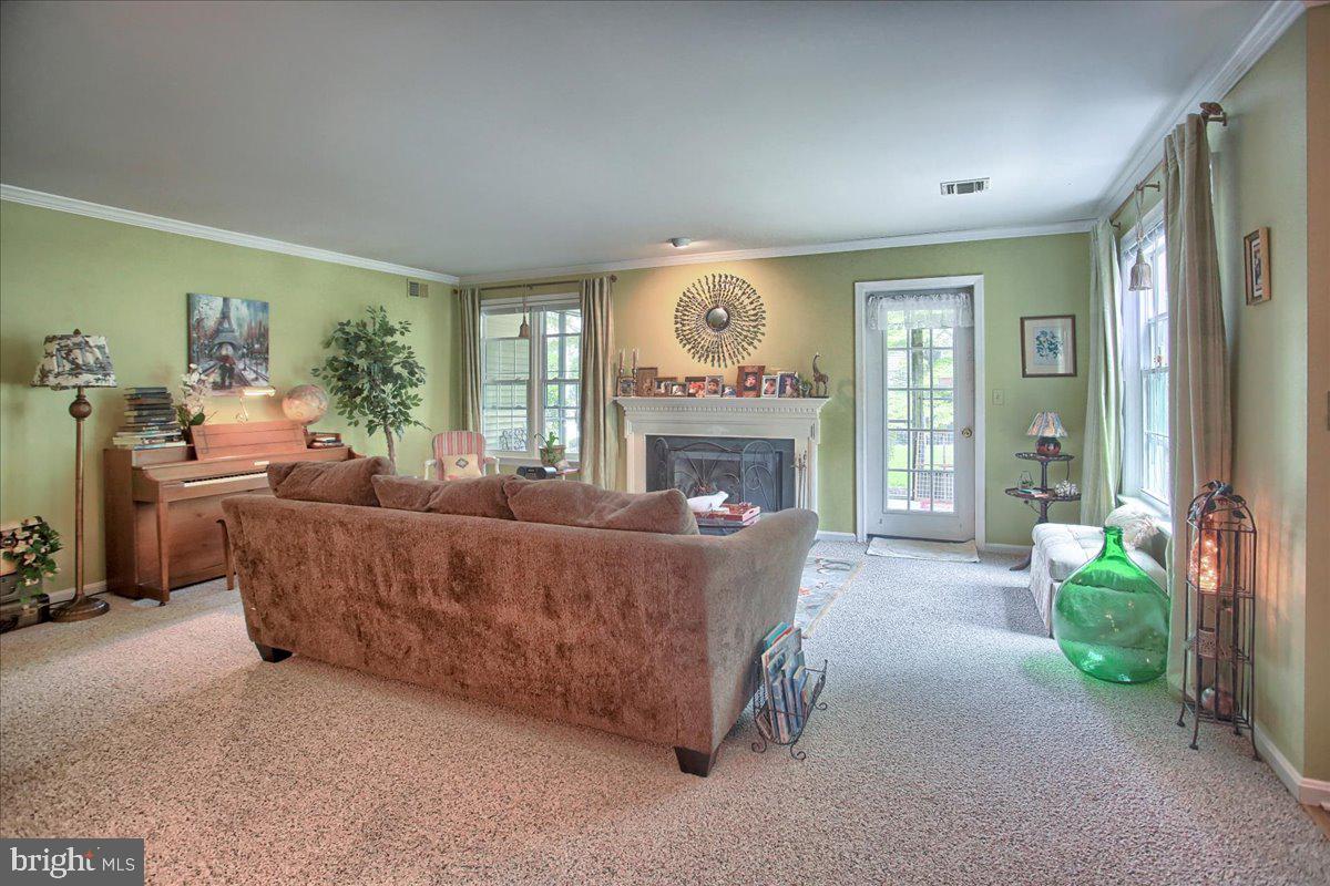 563 ROSLAIRE DRIVE