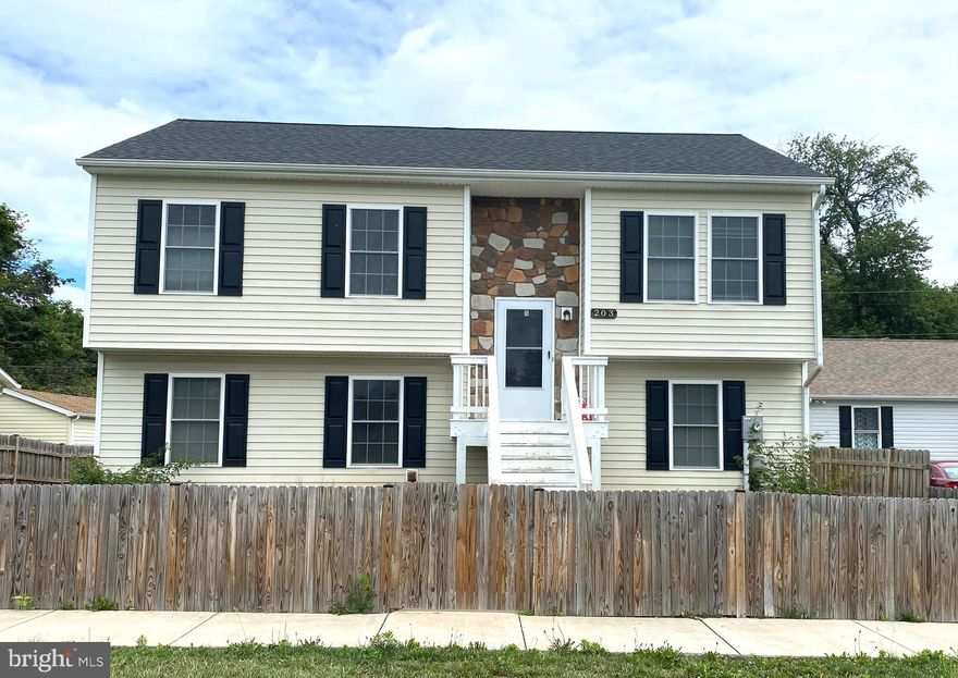 Top floor apartment. 3 bedrooms and 2 full bathrooms. washer and dryer. Great location for commuters and walk to shopping.