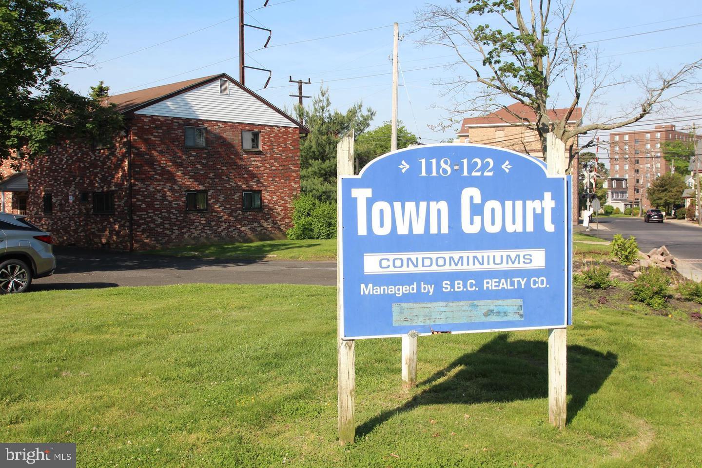 TOWN COURT - Residential