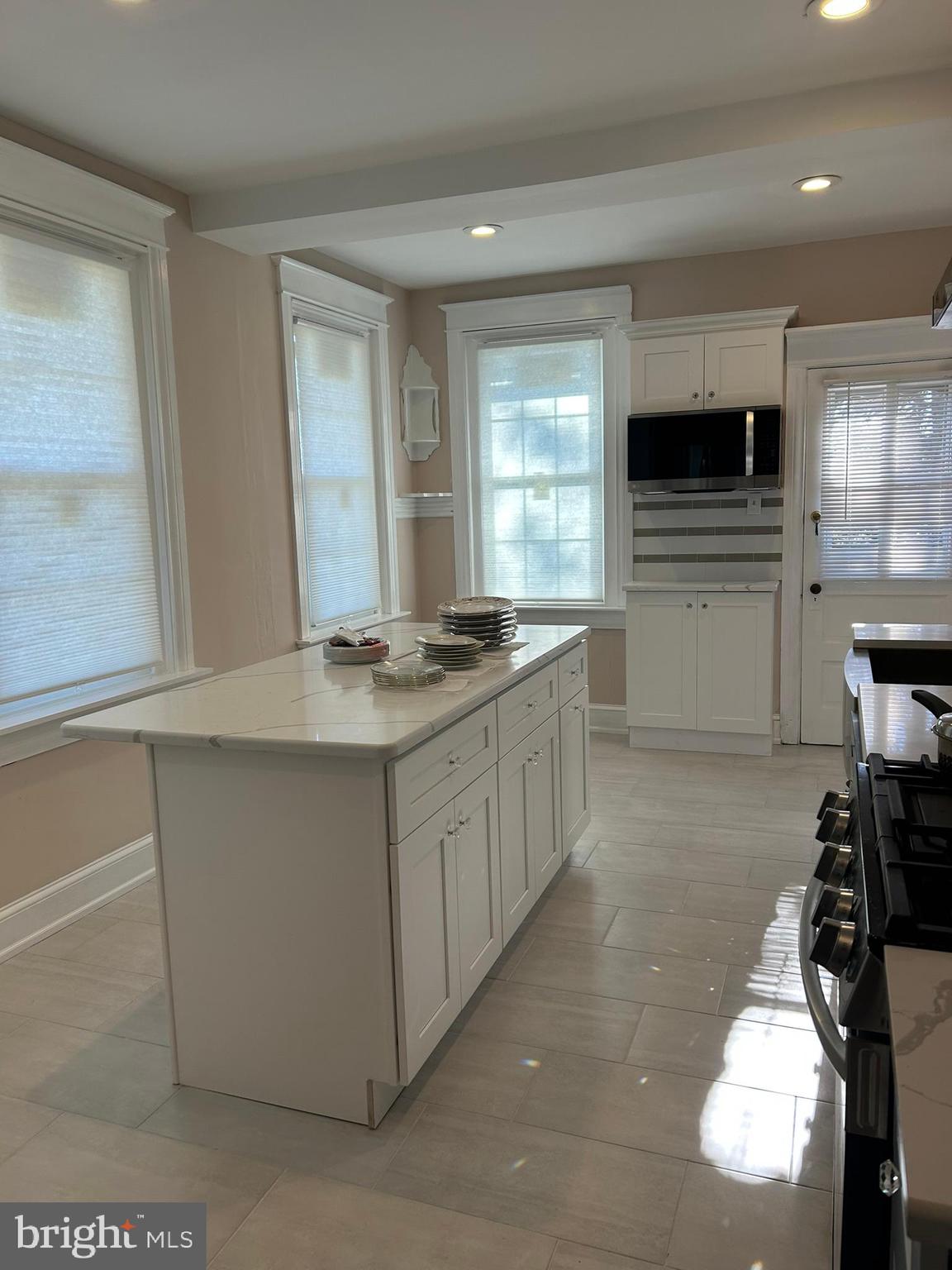 KING MANOR - Residential Lease