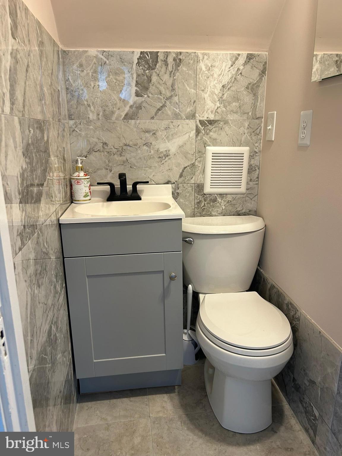 KING MANOR - Residential Lease