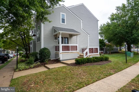 12887 Grays Pointe Road Unit 12887A, Fairfax, VA MLS: VAFX2341468