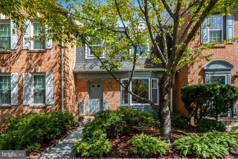 Photo of 5928 Wescott Hills Way, ALEXANDRIA, VA 22315 (MLS # VAFX2342226)