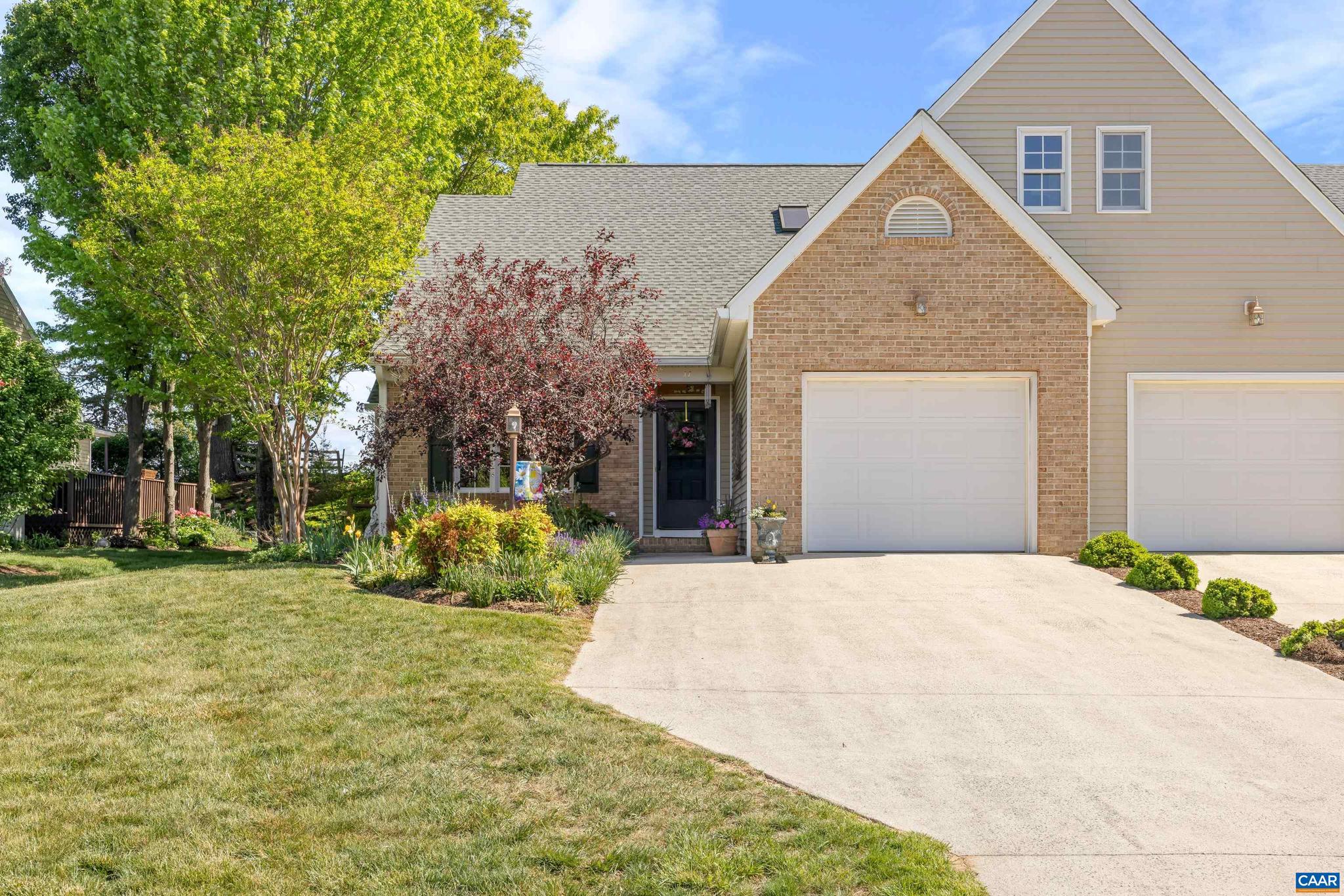 17 HICKORY NUT LN