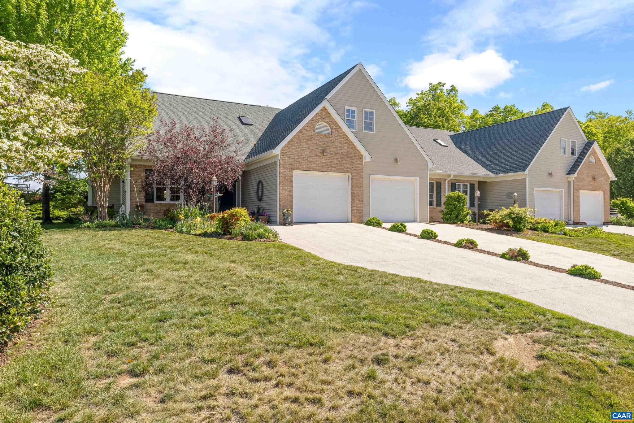 17 HICKORY NUT LN