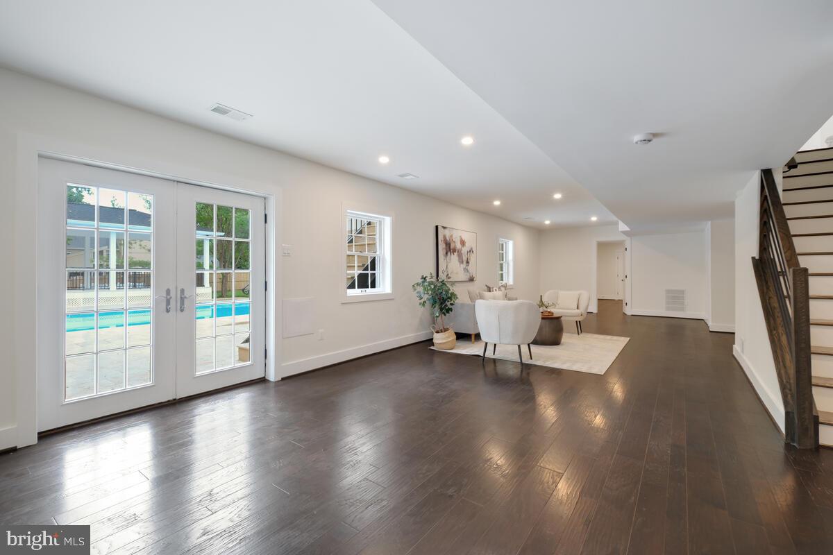 POTOMAC VILLAGE - Residential