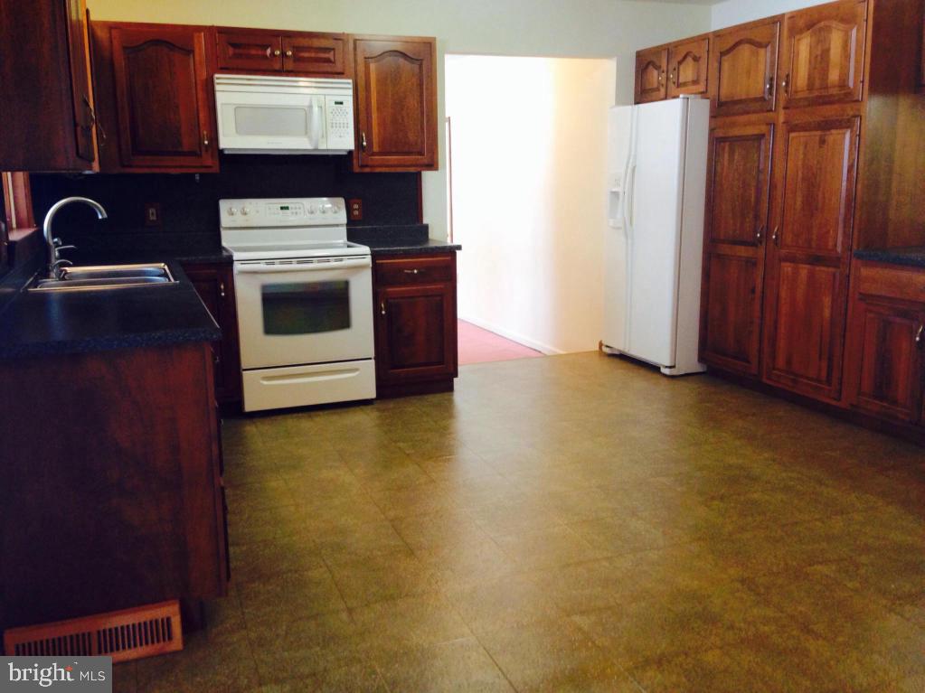 COUNTRY MEADOWS - Residential