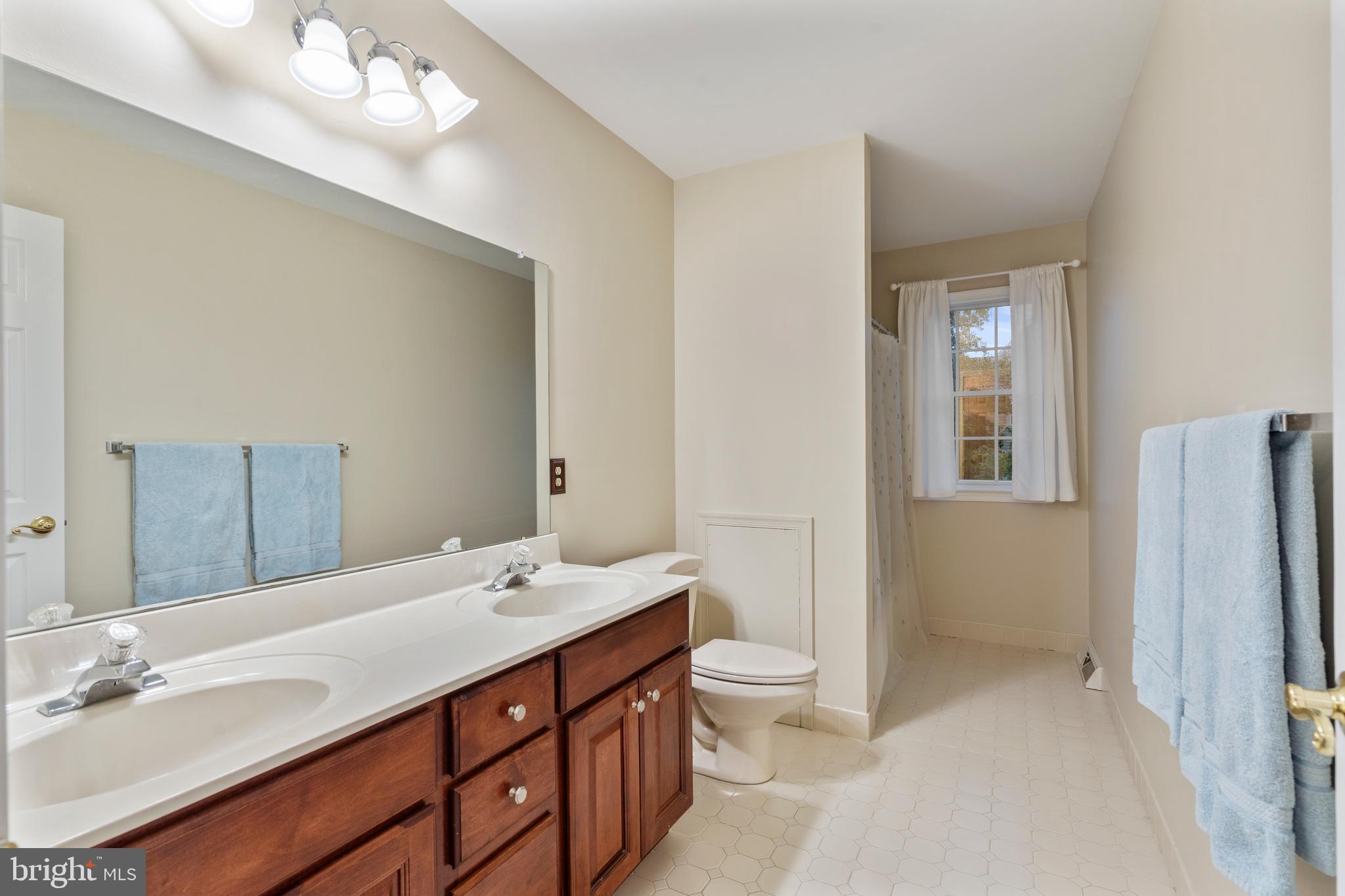 HILLCREST MDWS - Residential