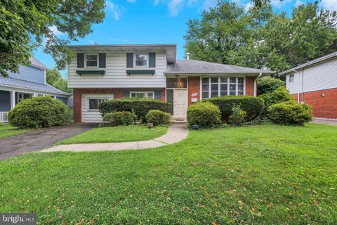 Photo of 8613 Hartsdale Avenue, BETHESDA, MD 20817 (MLS # MDMC2190564)