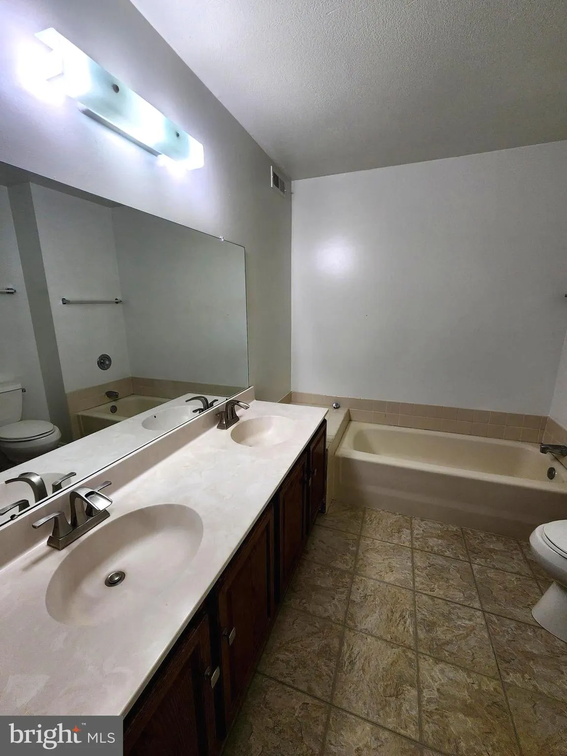 Burlington, New Jersey 08016, United States, 3 Bedrooms Bedrooms, ,4 BathroomsBathrooms,Residential,Pending,58440