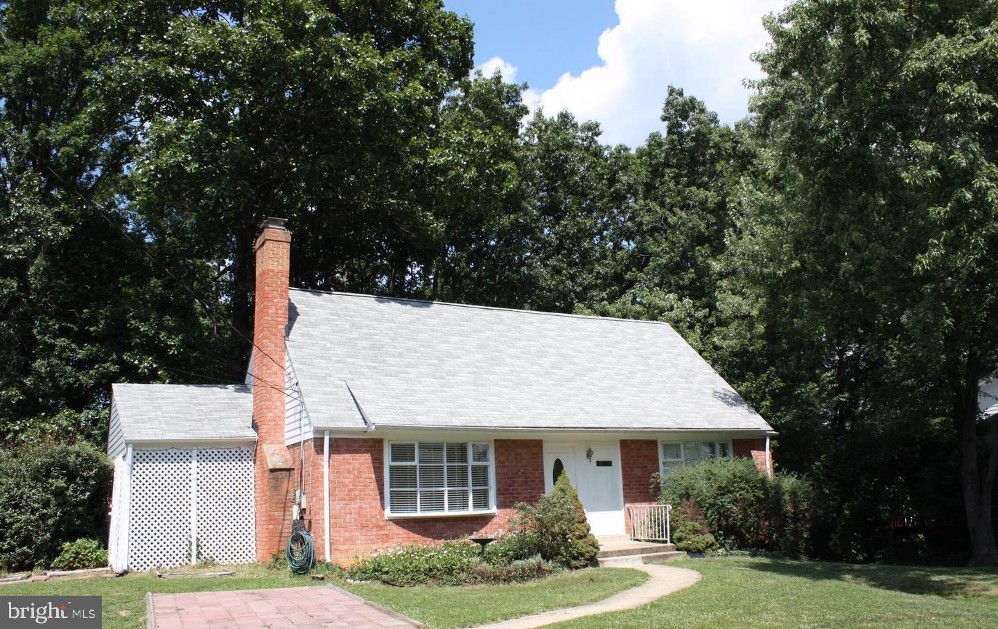 A rare opportunity to own this delightful 5-bedroom home with a finished basement, ideally situated in the heart of West Springfield. This well-priced gem offers incredible value in an unbeatable location—just minutes from Fort Belvoir North and the main Fort Belvoir Post, and perfectly positioned between the Fairfax County Parkway and Old Keene Mill Road.
Inside, you'll find an open sun filled main level, a spacious recreation room in the basement, and a cozy wood-burning fireplace. The home also offers ample storage throughout.
Strictly sold As-Is. Don't miss out—homes like this, at this price, rarely come along in such a sought-after neighborhood!