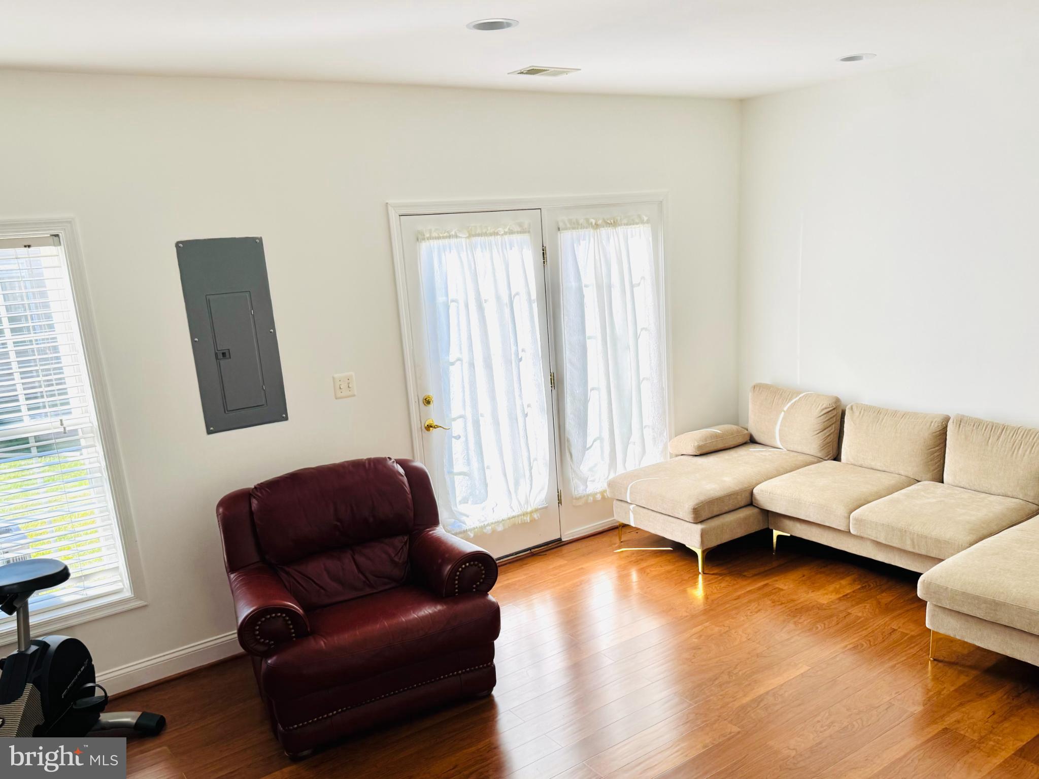 BRADDOCK CORNER - Residential Lease