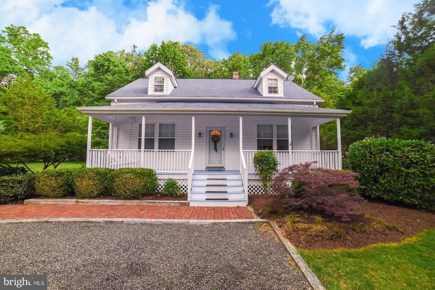 VINTAGE COLONIAL NESTLED ON 1.05 ACRES ON HISTORIC S. SNOW HILL MANOR RD. TASTEFUL RENOVATIONS BLEND THE CLASSIC CHARM OF AN OLDER HOME WITH TODAY'S DESIRED FEATURES SUCH AS  GRANITE COUNTERS, STAINLESS STEEL APPLIANCES, TANKLESS WATER HEATER, UPDATED BATHS, CERAMIC AND WOOD FLOORS.  THE DETACHED 2 PLUS CAR GARAGE WITH A SEPARATE FINISHED CRAFT OR WORK-OUT ROOM OFFERS ENDLESS POSSIBILITIES.