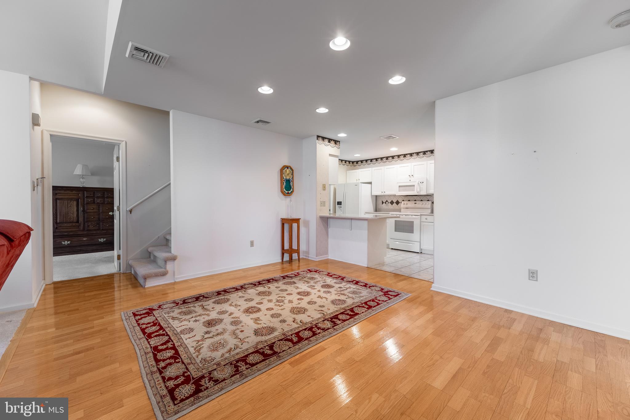 THOROUGHBRED CROSSING - Residential