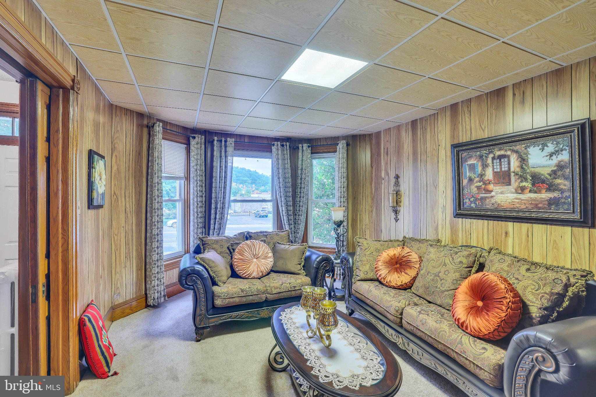 525 LINCOLN HIGHWAY E