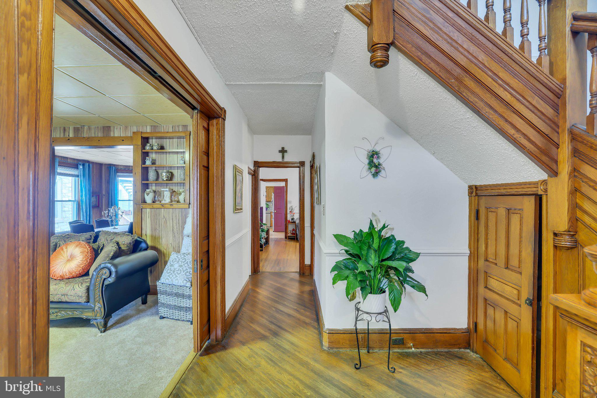 525 LINCOLN HIGHWAY E