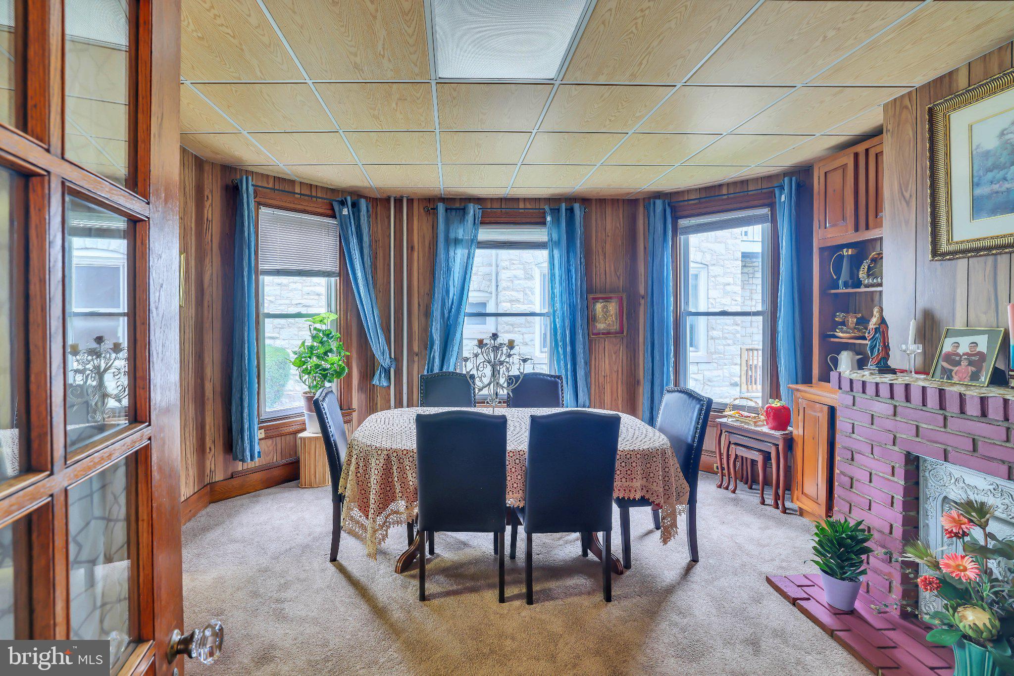 525 LINCOLN HIGHWAY E