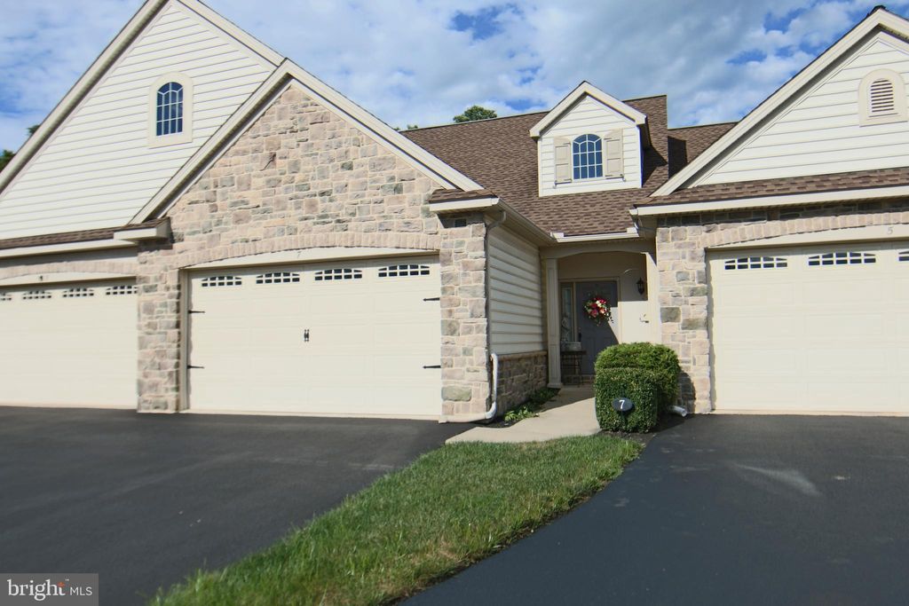 Photo of 7 Pfautz Circle, ELIZABETHTOWN, PA 17022 (MLS # PALA2075426)