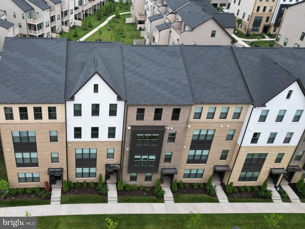 Photo of 4953 Longmire Way, CHANTILLY, VA 20151 (MLS # VAFX2315098)