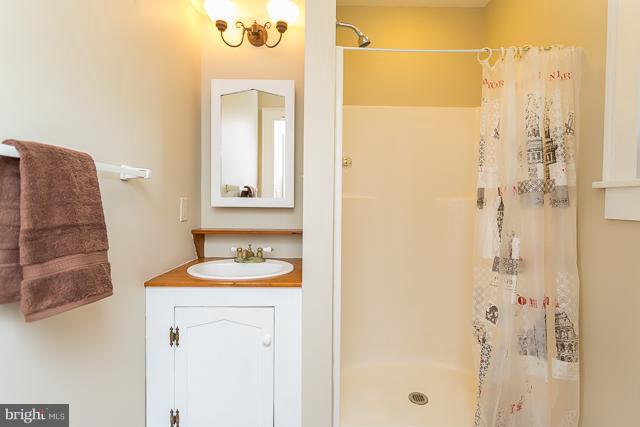 CNGS APT AND SHEND COMS - Residential