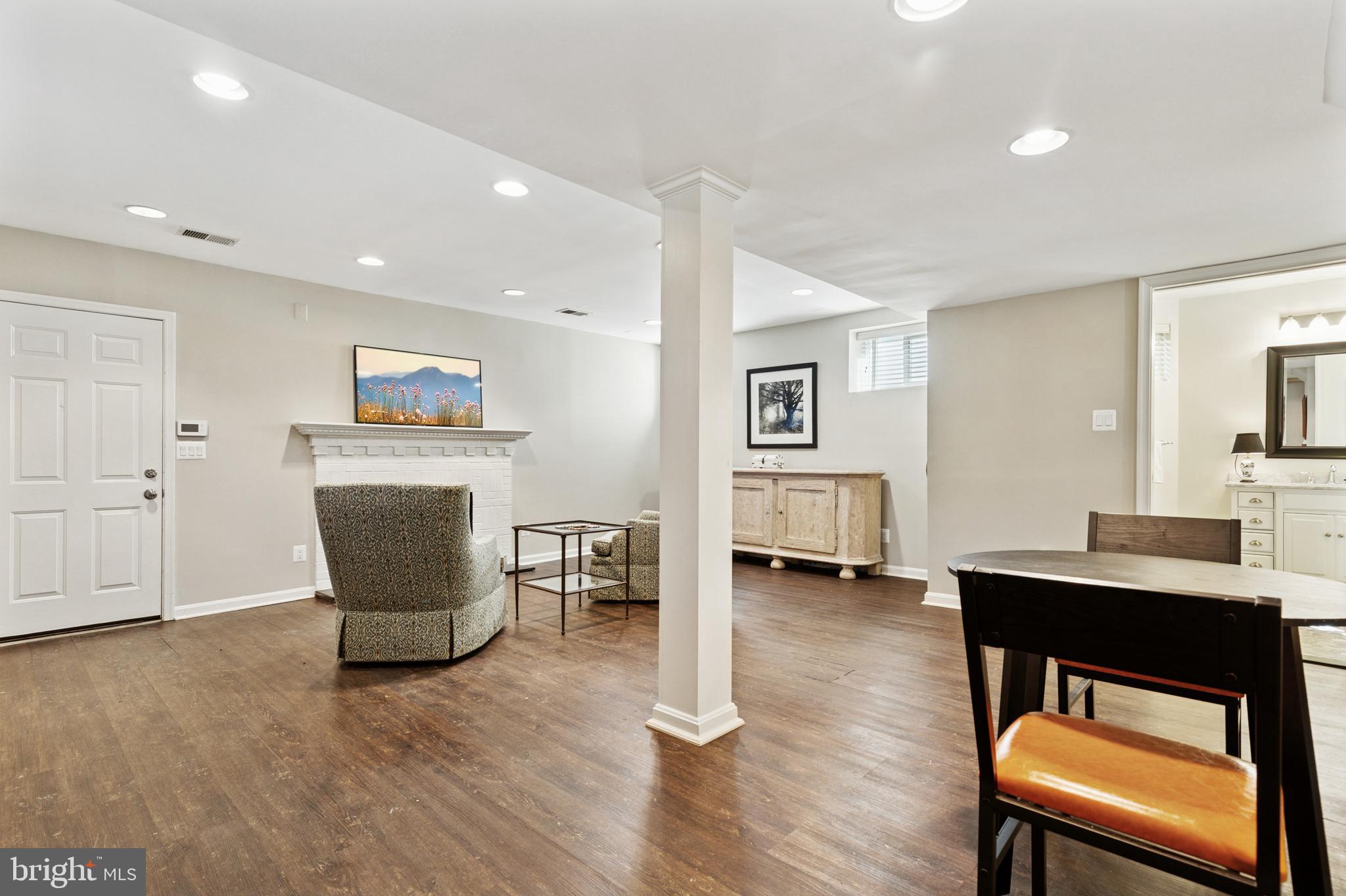 COUNTRY CLUB HILLS - Residential