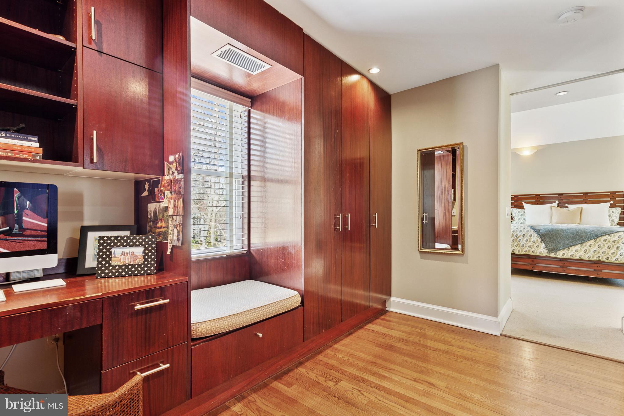 COUNTRY CLUB HILLS - Residential