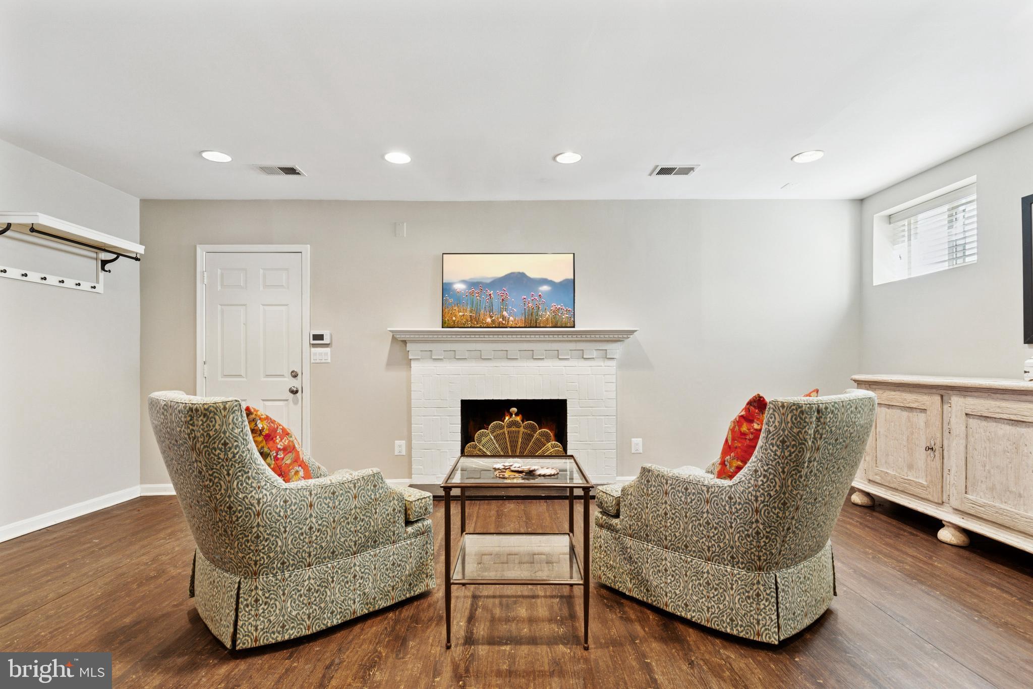 COUNTRY CLUB HILLS - Residential