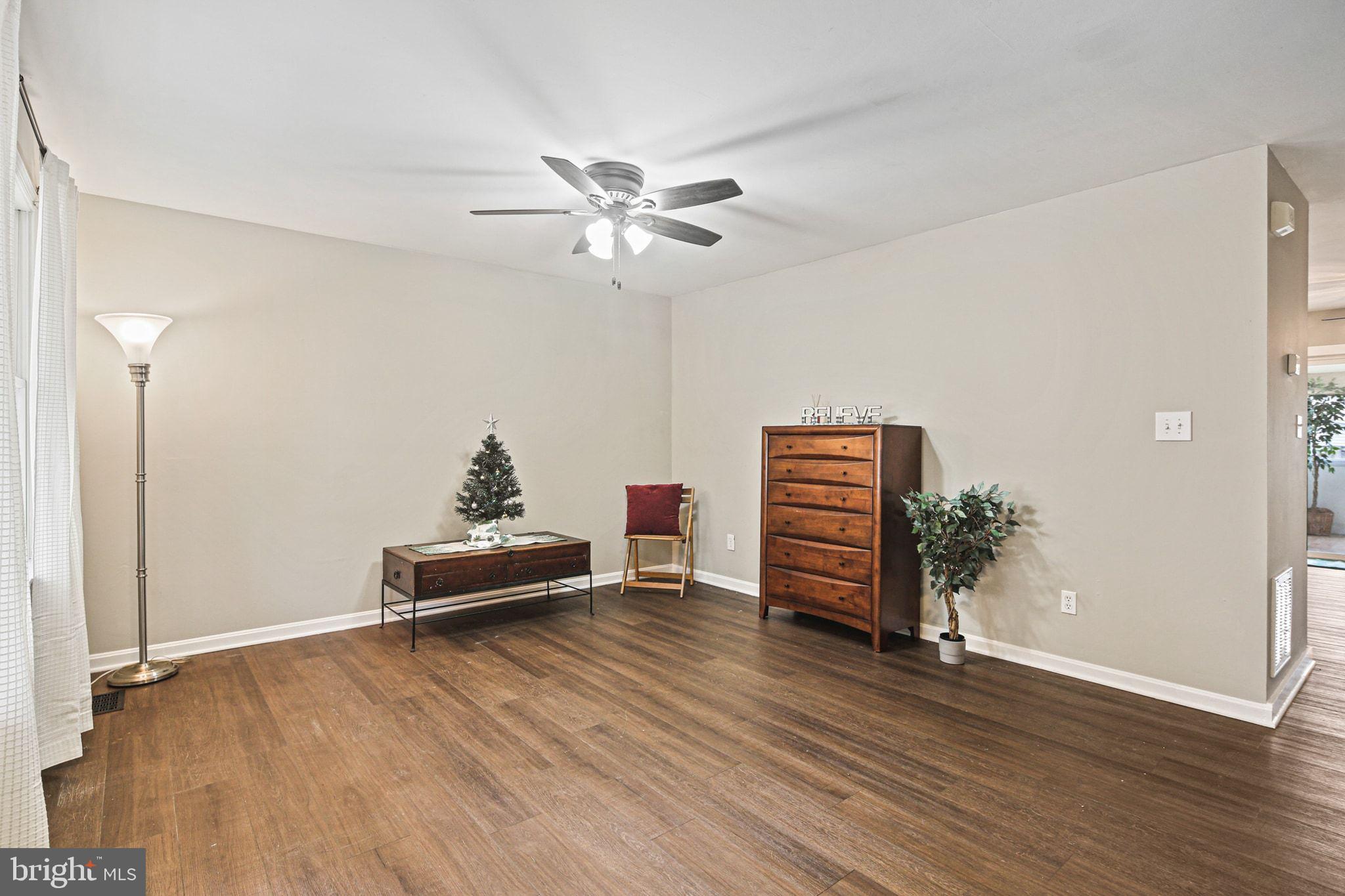 WOODLAND BEACH - Residential