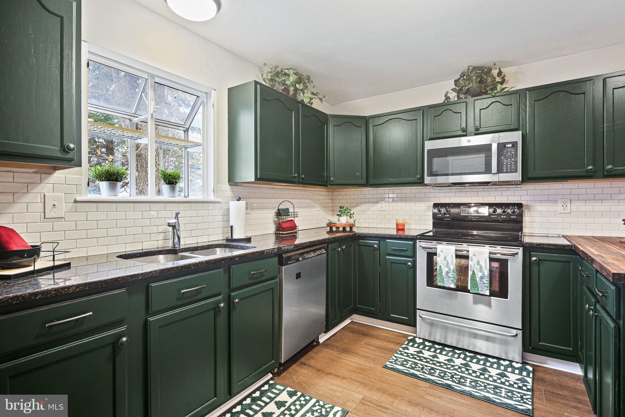 WOODLAND BEACH - Residential