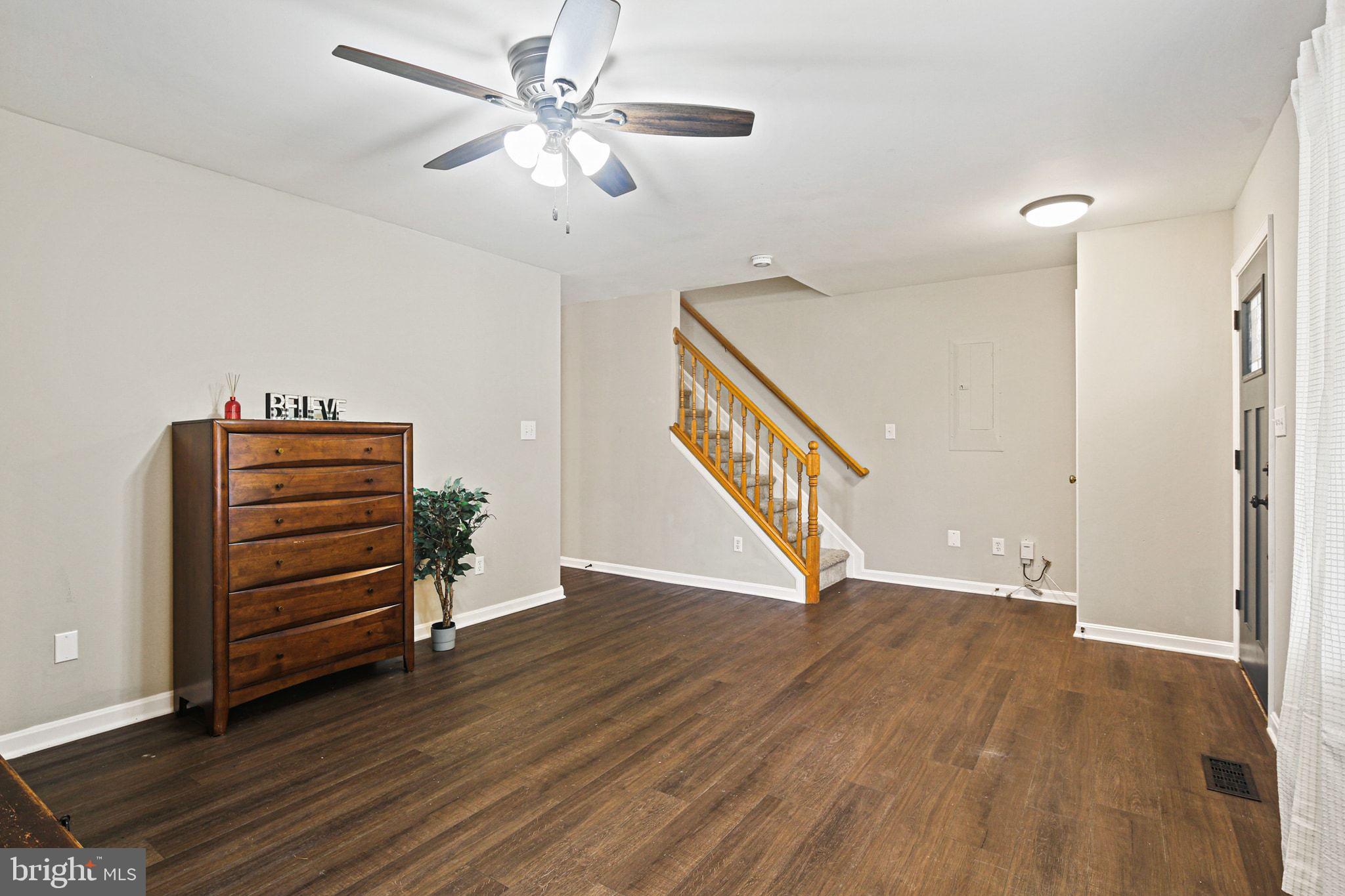 WOODLAND BEACH - Residential