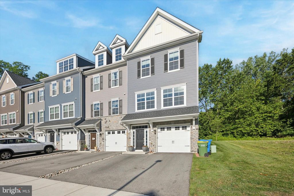Photo of 300 Rock Run Circle, BROOMALL, PA 19008 (MLS # PADE2101566)