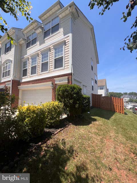 Townhouse For Rent - 8234 Glade Bank Drive<br/> Prince William County, MANASSAS, VA 20111