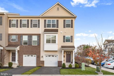 Townhouse For Sale - 100 Buddy Powell Lane<br/> Gloucester County, WENONAH, NJ 08090