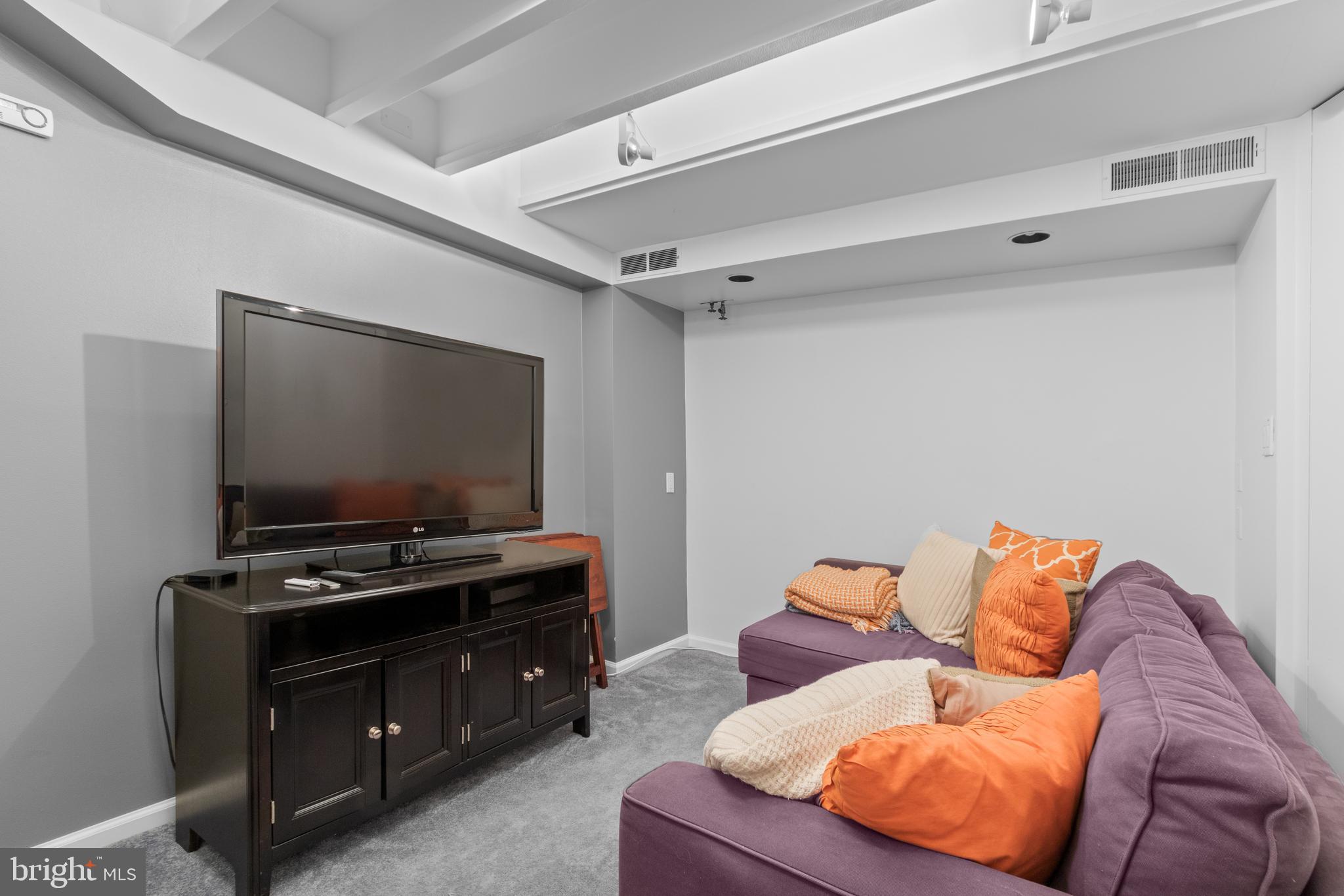 SHAD ROW - Residential Lease