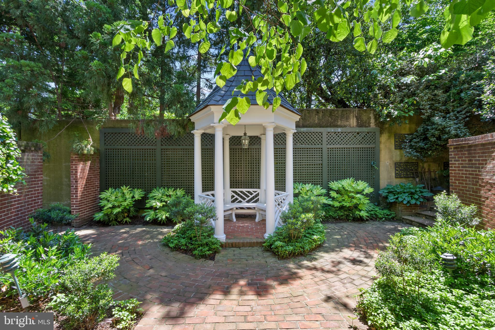 SHAD ROW - Residential Lease