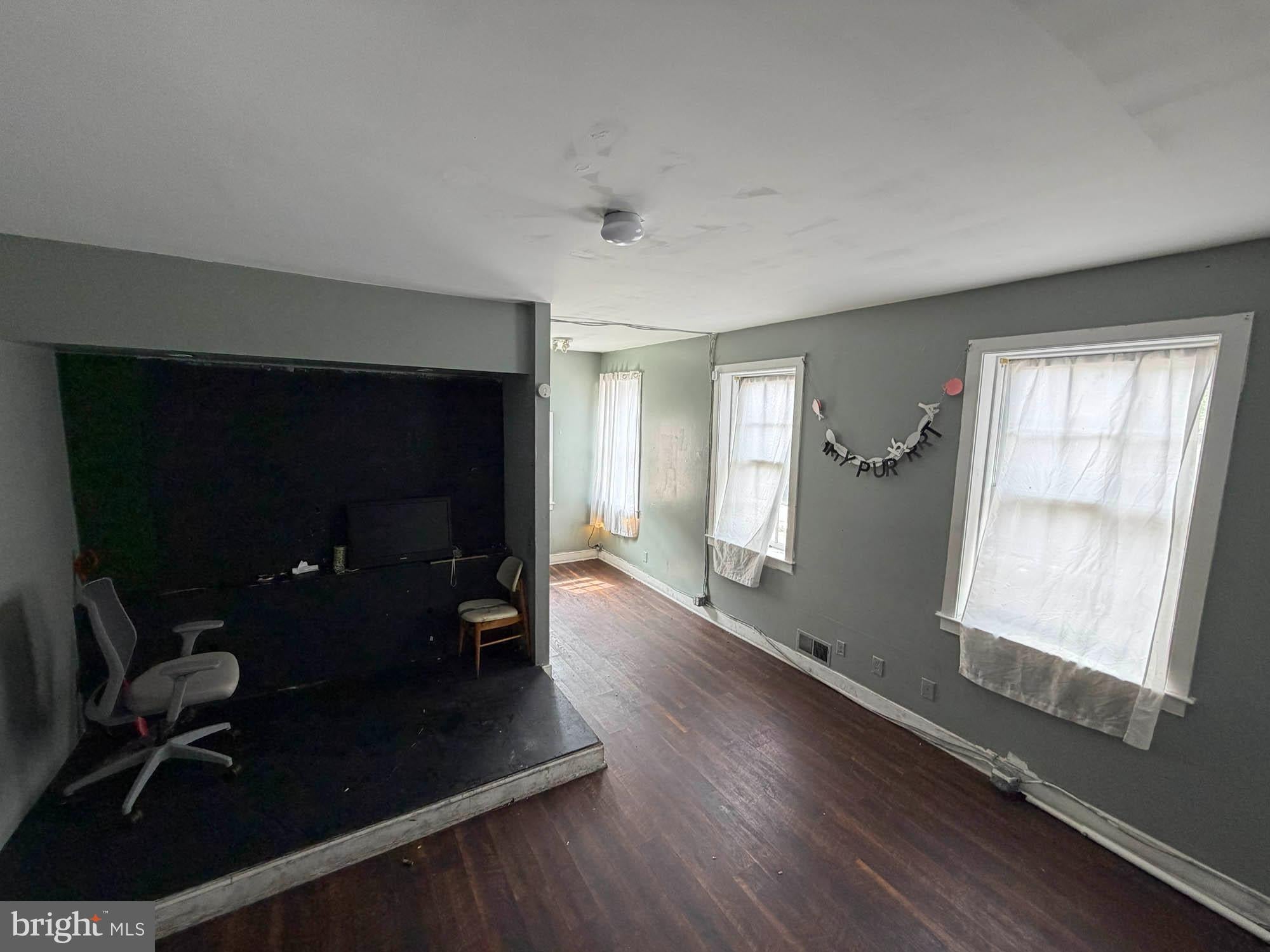224 W READ STREET