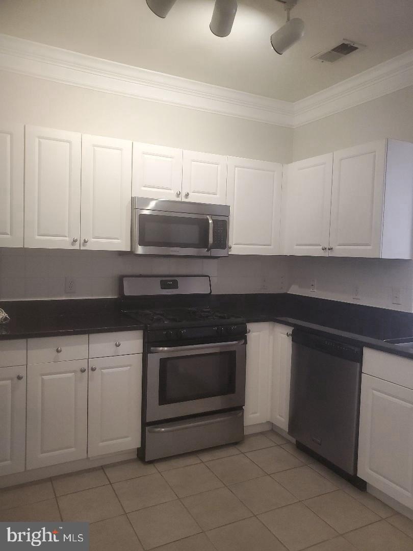 THE COLONNADE AT KENTLANDS - Residential Lease