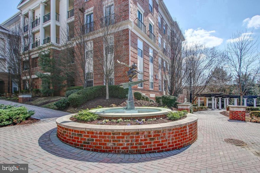 Spacious 1 level unit with 1 bedroom & 1 full bath. Open kitchen overlooking living and dinning room.Community  have Swimming pool, 2 level gym and  library.Walking distance to stores, restaurants in the Kentlands.