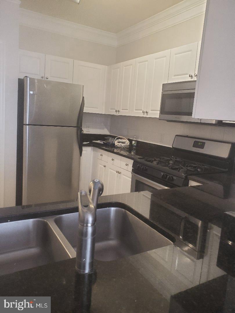 THE COLONNADE AT KENTLANDS - Residential Lease