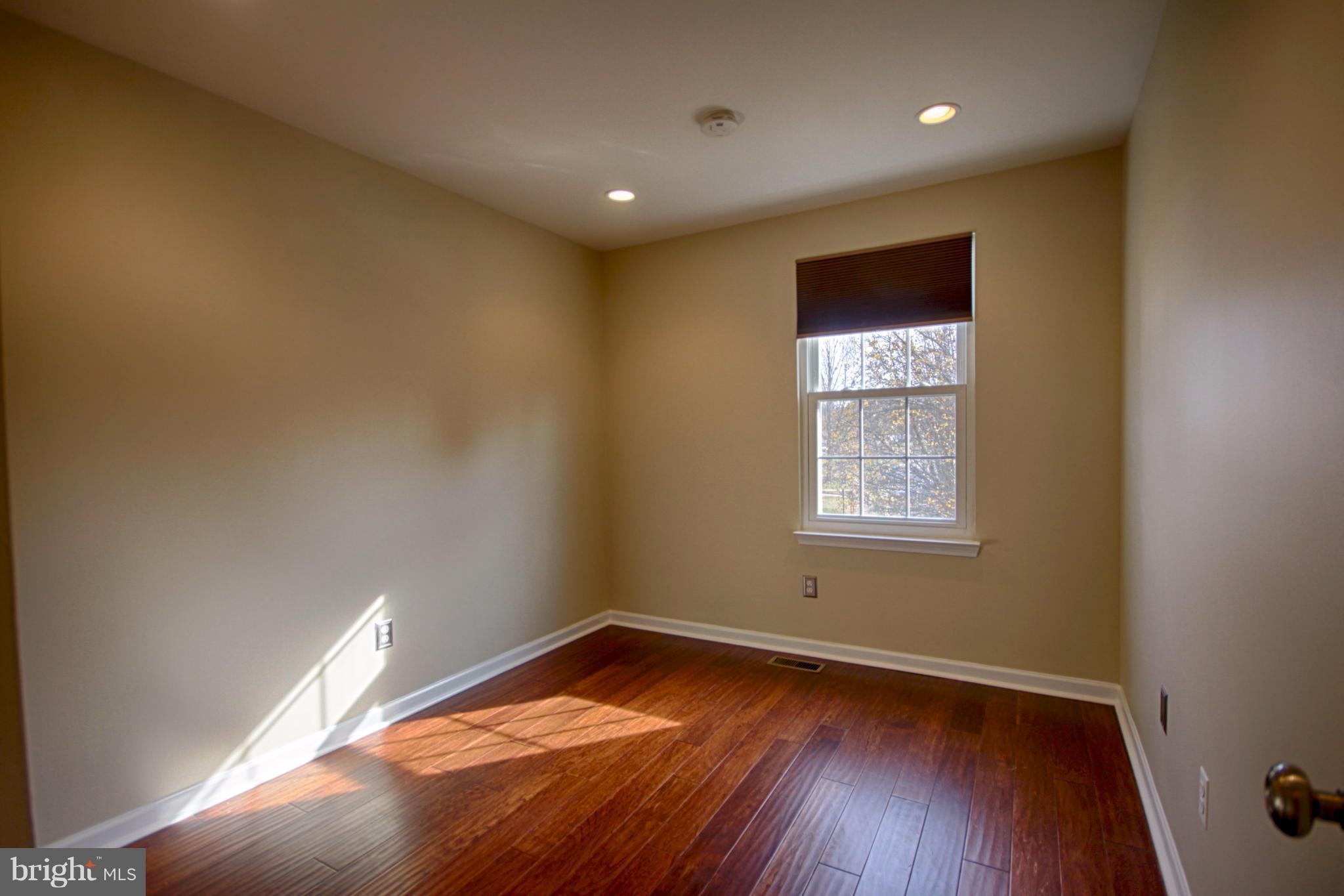 LONDON TOWN WEST - Residential Lease