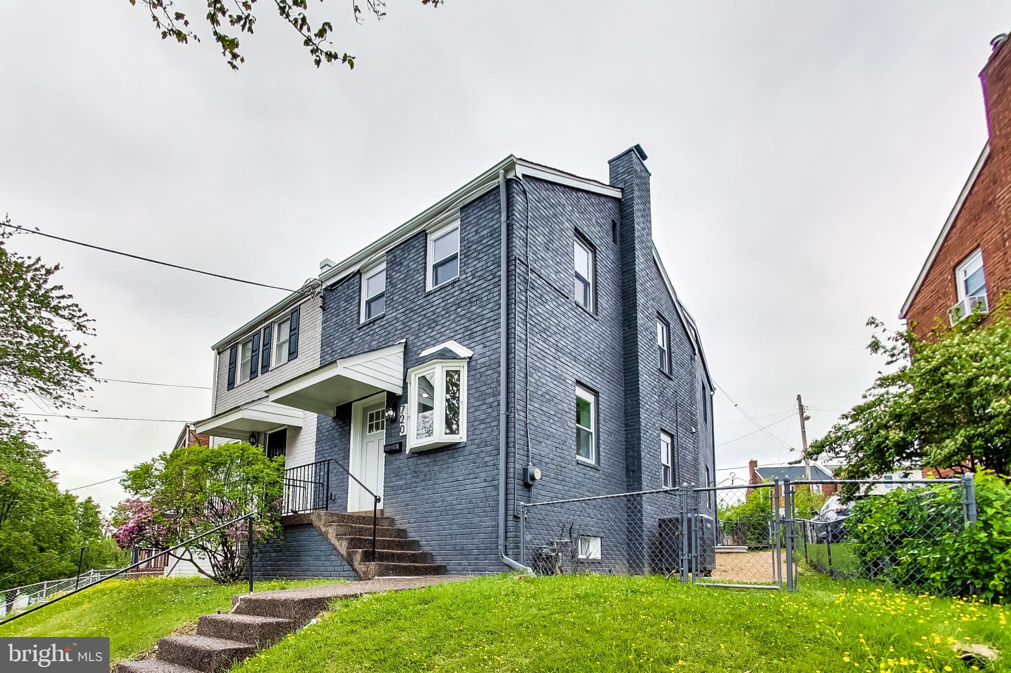 720 HILLTOP TERRACE SE