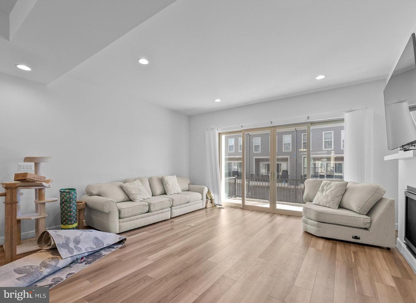 ONE LOUDOUN LAND BAY B - Residential Lease