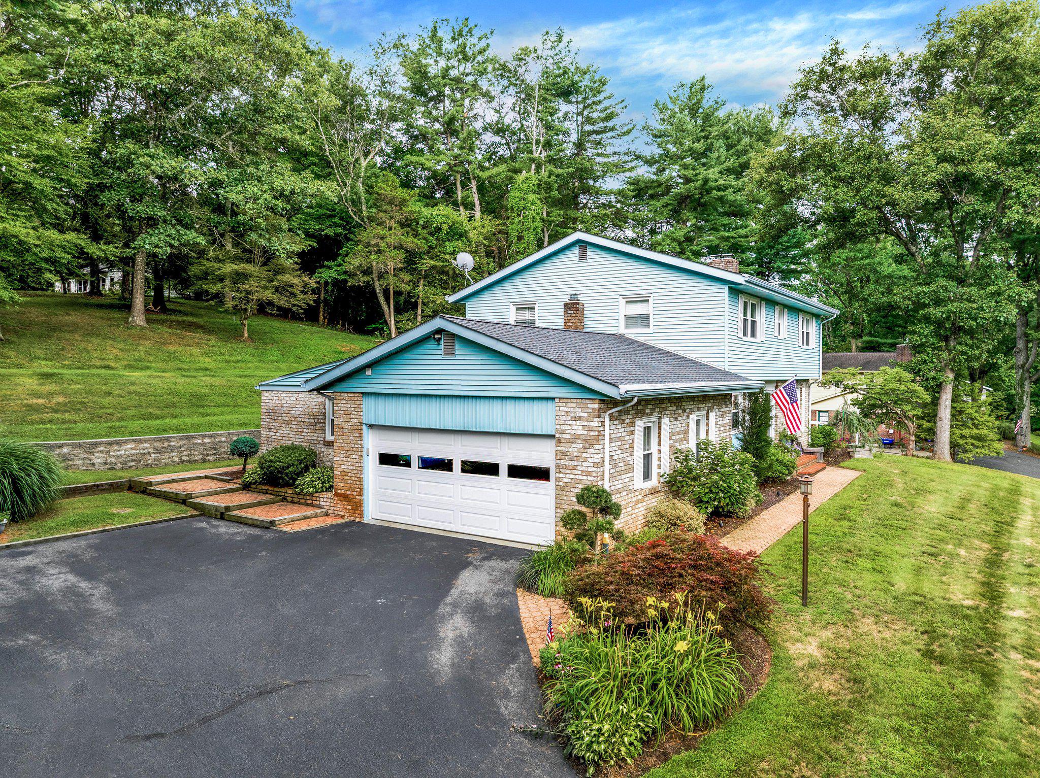 18 HILLSIDE ROAD
