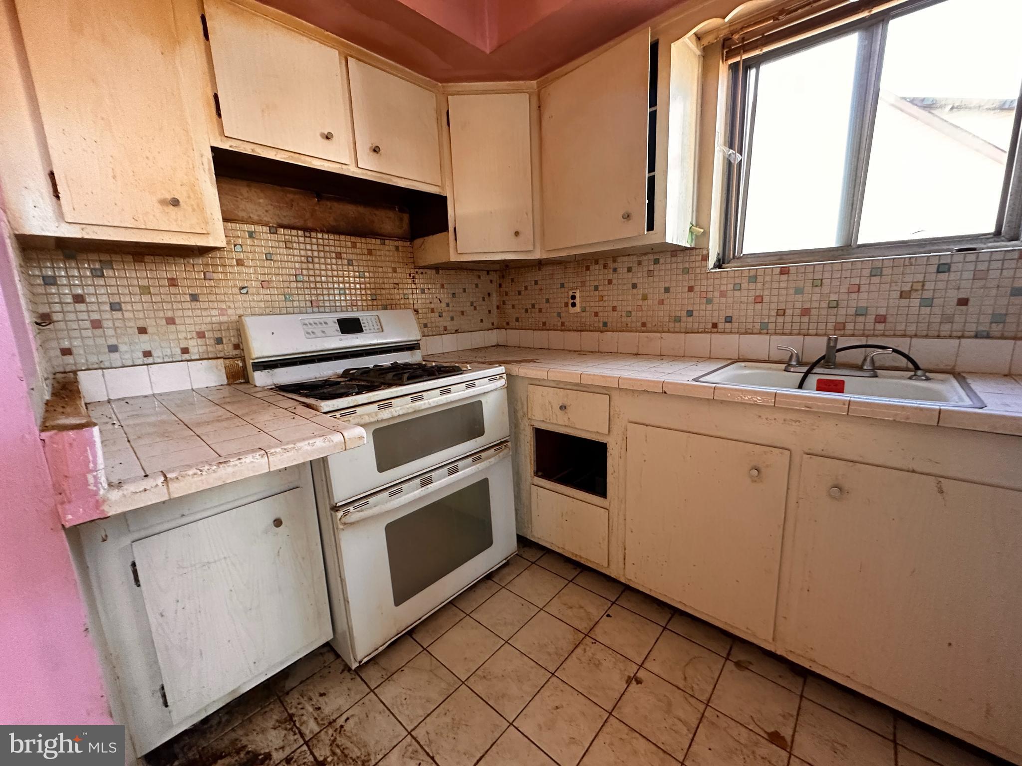 6709 CHANDLER AVENUE