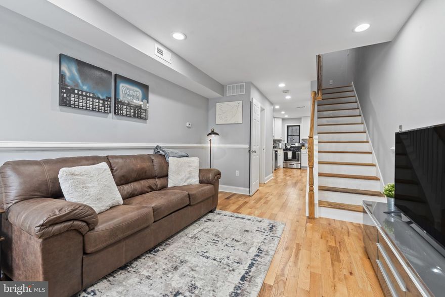 BRAND NEW FULLY FURNISHED living opportunity! 
HIGH SPEED INTERNET AND MONITORED SECURITY INCLUDED IN RENT!
Steps from Johns Hopkins hospital this fully renovated home provides city living at it's best. Hardwood floors, finished basement, fenced private back yard, washer and dryer in unit, plenty of space to cook, entertain, study and store belongings. 
640 min credit score
pets are case by case
short term considered
$30 non refundable application fee