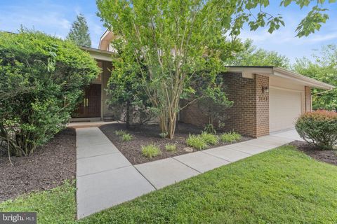 Photo of 11141 Broad Green Drive, POTOMAC, MD 20854 (MLS # MDMC2187592)