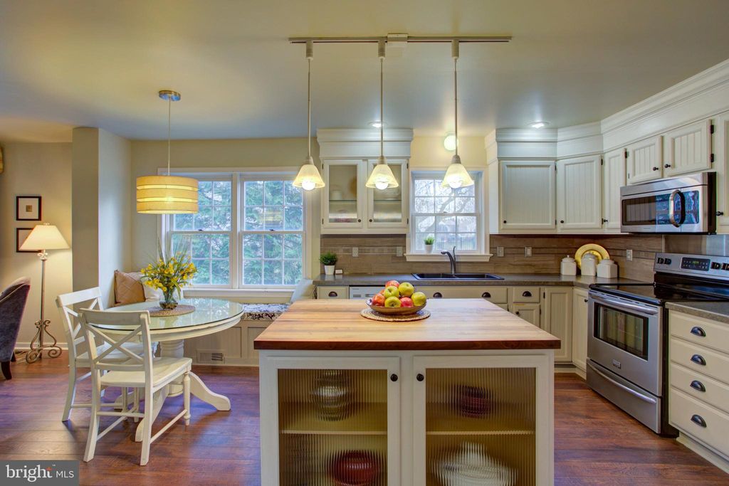 Photo of 239 KINGSBRIDGE DR, LITITZ, PA 17543 (MLS # PALA2029638)