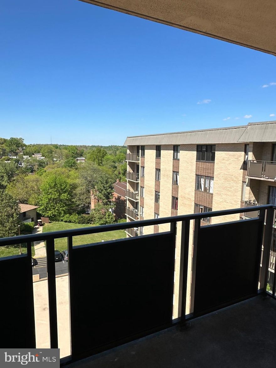 Very well maintained unit one bed and a den............!!!!!!!!!!price reduced!!!!
next to elevator///////r      next to the  Laundry