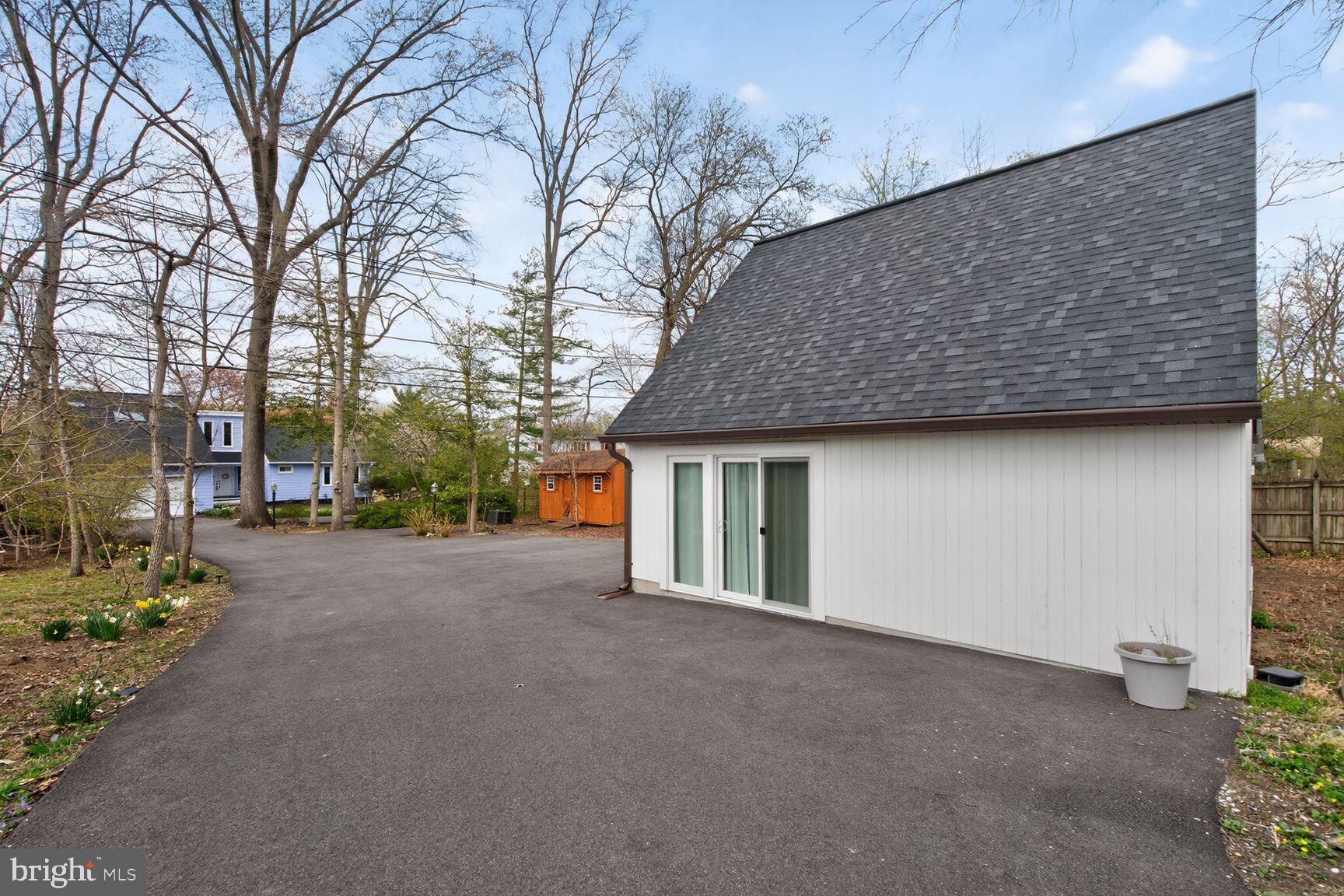 LAKE SHORE - Residential