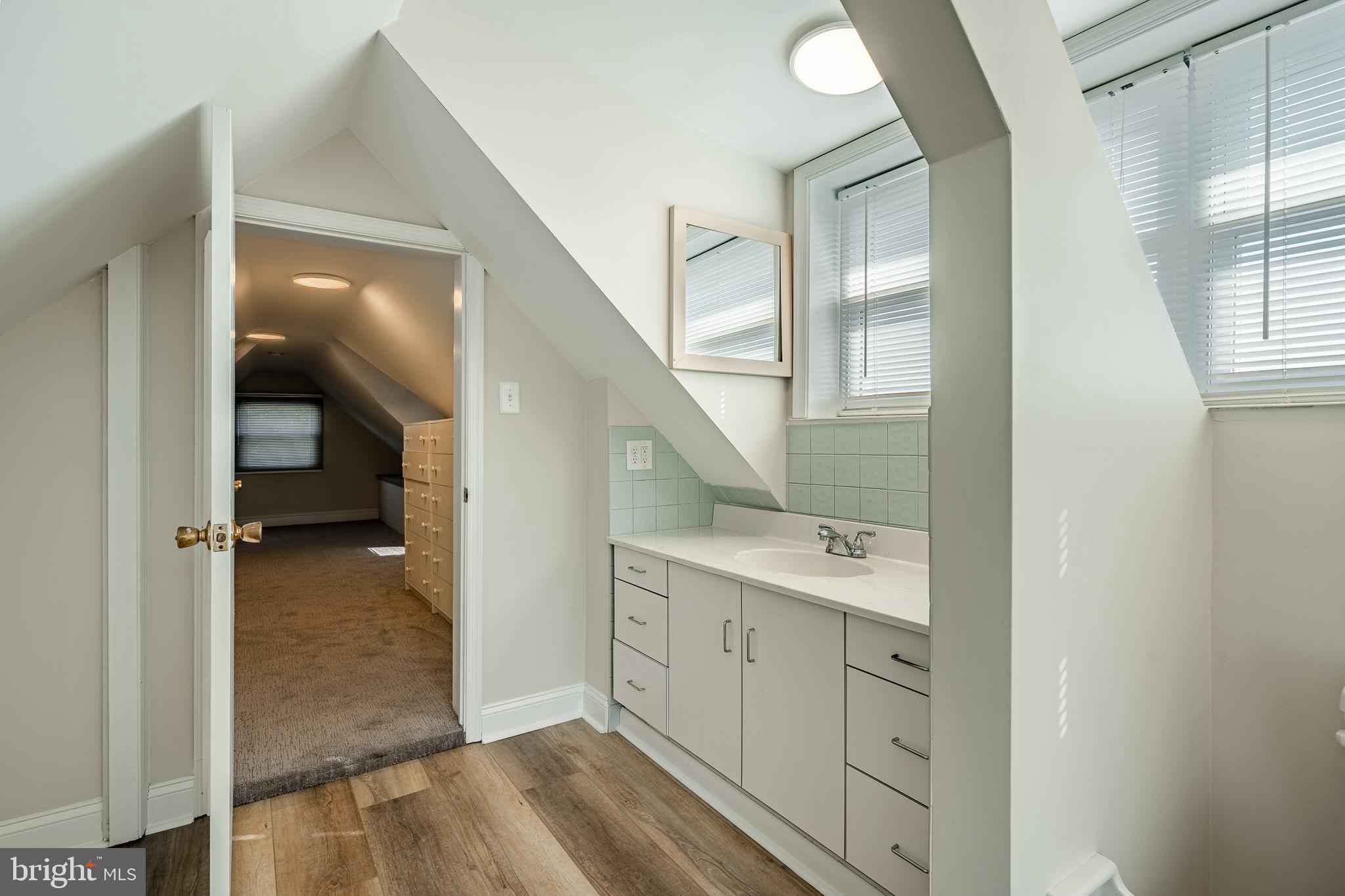 GARRETT HILL - Commercial Sale